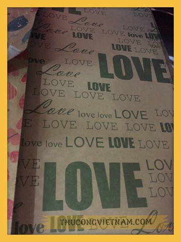 Giấy báo vintage chữ love màu xanh lá mạ